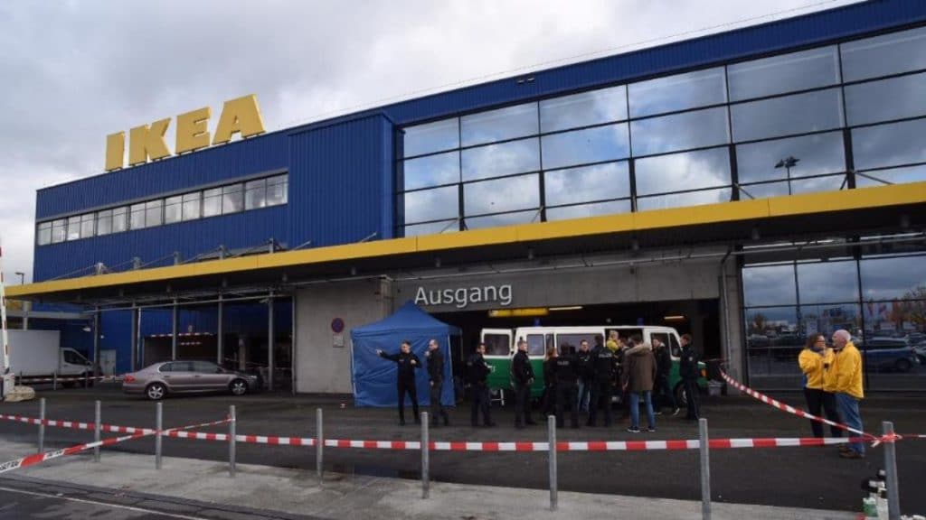 Происшествия: Во Франкфурте в магазине IKEA неизвестный напал на инкассатора и сбежал, забрав деньги