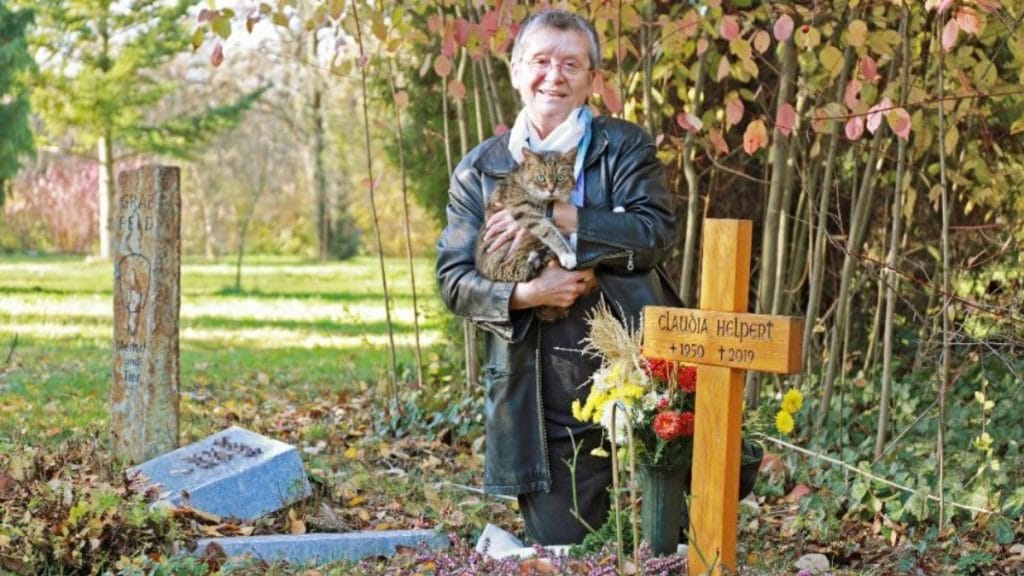 Общество: В Герлице работает кладбище, на котором людей хоронят вместе с их домашними животными