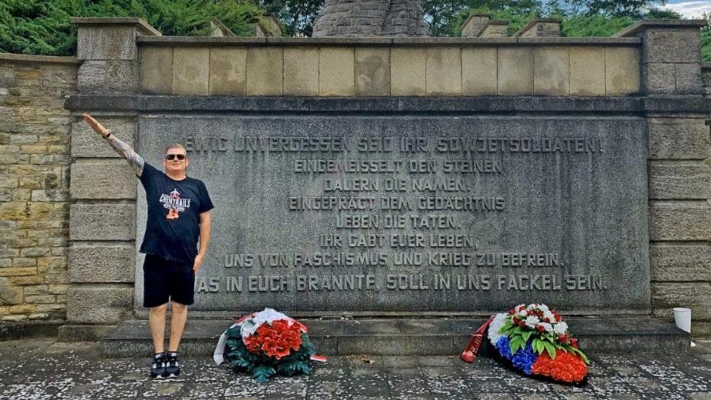 Происшествия: Политик ХДС изобразил гитлеровское приветствие на фоне мемориала погибшим солдатам
