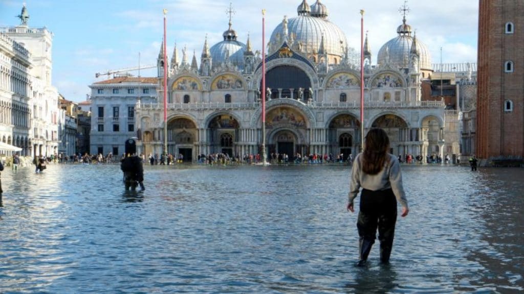 Отовсюду обо всем: Чрезвычайная ситуация в Венеции: вода не отступает