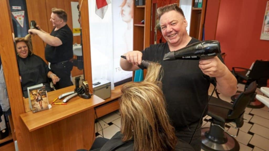 Общество: Возраст не помеха переменам: в 51 год Бодо выучился на парикмахера и кардинально сменил профессию