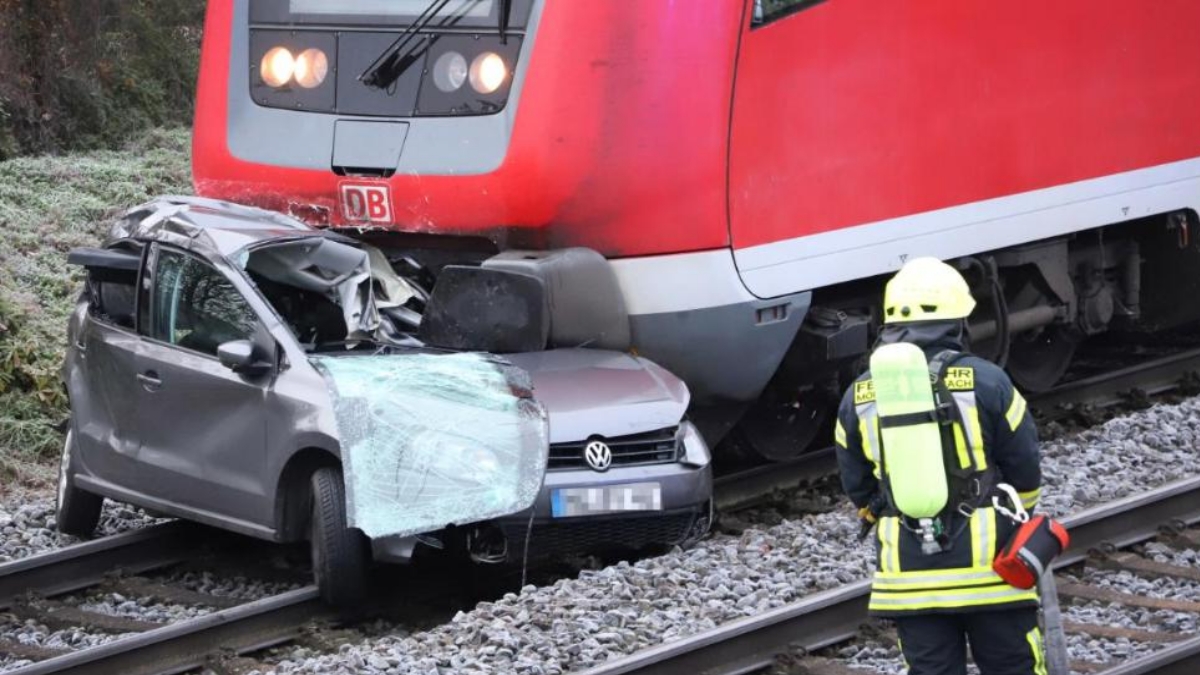 В Менхенгладбахе произошло столкновение поезда с автомобилем: пострадало три человека