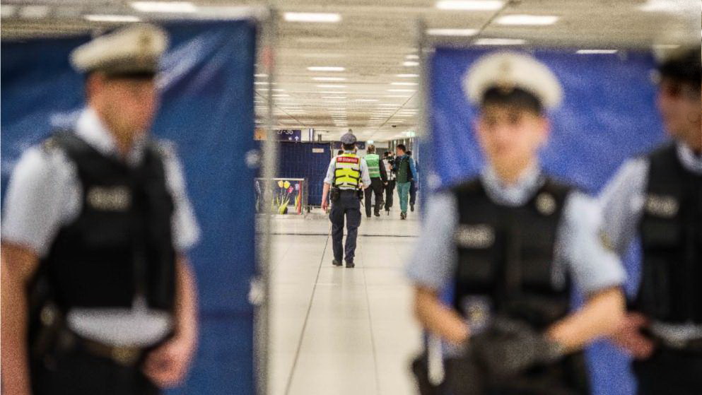 Происшествия: Ударил со спины: на вокзале Мюнхена молодой мужчина набросился с ножом на полицейского