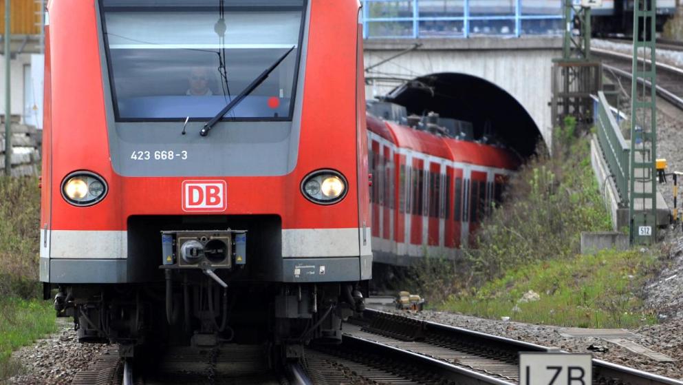 Происшествия: Жестокая атака в мюнхенской электричке: неизвестный едва не убил 18-летнего парня