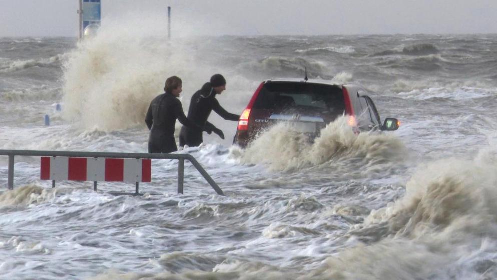 Происшествия: Гамбург под водой: первая штормовая волна достигла севера Германии
