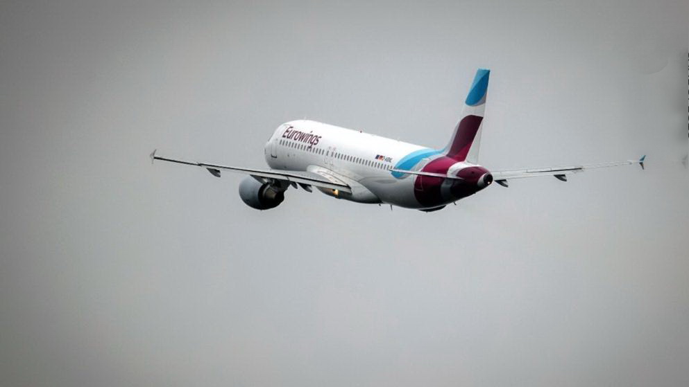 Происшествия: Драма на борту самолета Eurowings: пассажиры плакали после приземления