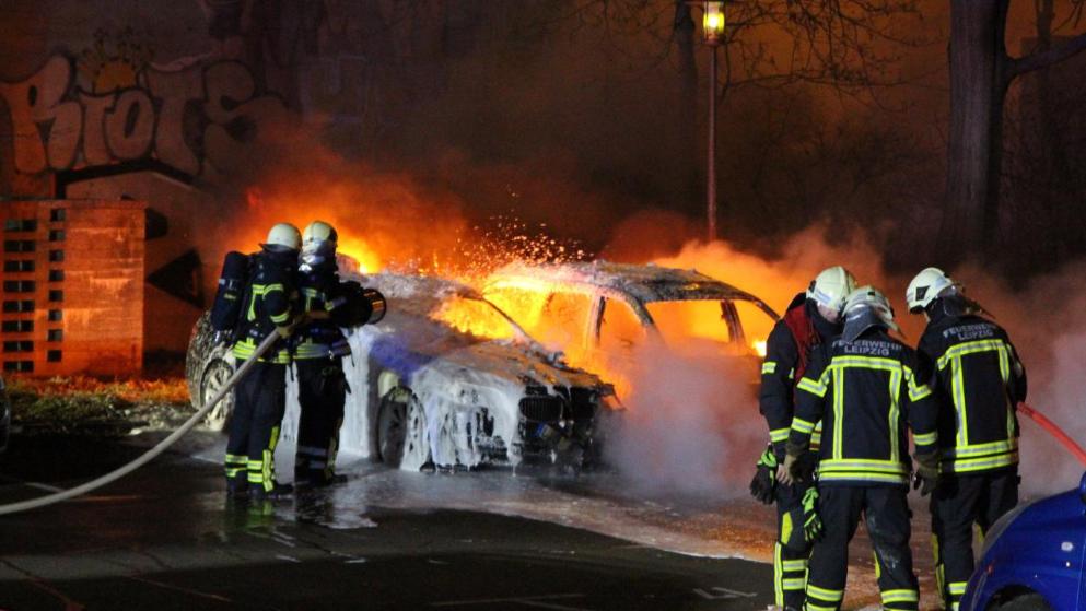 Происшествия: Нападение на полицейских Лейпцига: сгорело два автомобиля