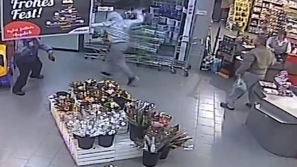 Происшествия: Что-то пошло не так: мужчина пришел ограбить супермаркет, а убежал с побоями и синяками