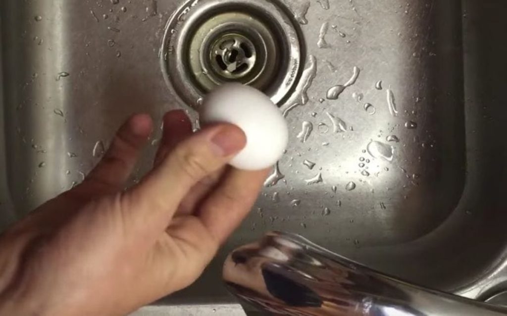 Домашние хитрости: Как очистить вкрутую сваренное яйцо за 3 секунды