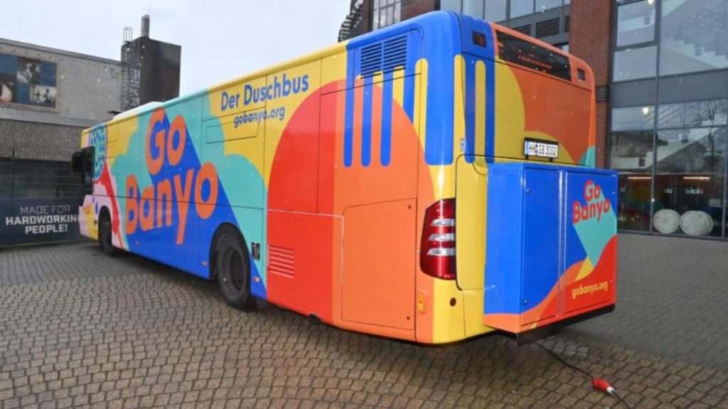 Общество: Теплый душ как роскошь: в Гамбурге появился автобус с душевыми для бездомных