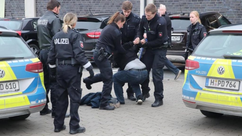 Происшествия: Нижняя Саксония: мужчина с отверткой напал на сотрудницу Aldi и серьезно ранил ее