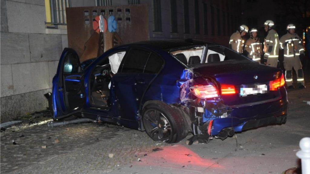 Происшествия: Авария в Берлин: пьяный водитель без прав въехал в здание министерства финансов