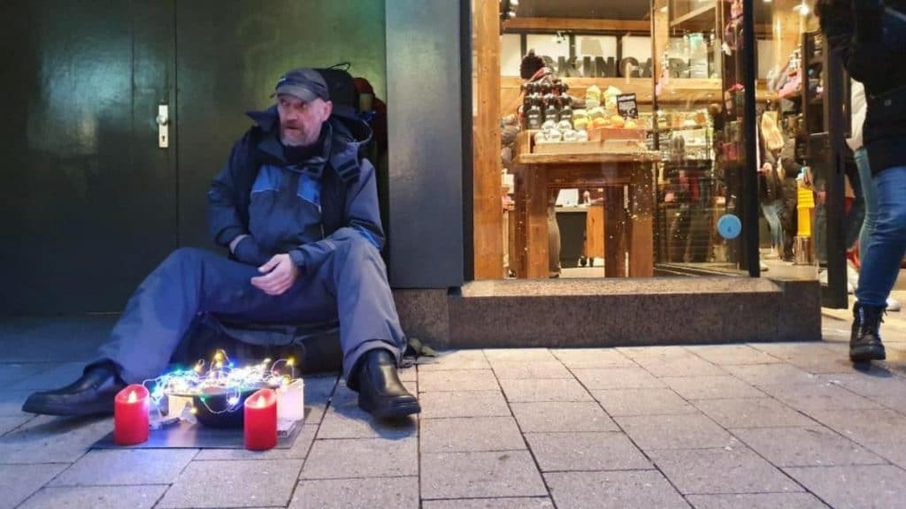 Общество: Работа, разговор с богом и шоколад: о чем мечтают бездомные в Рождество?