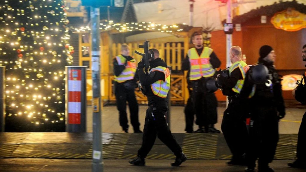 Происшествия: Из-за двух салафистов полиция Берлина эвакуировала рождественскую ярмарку в Берлине
