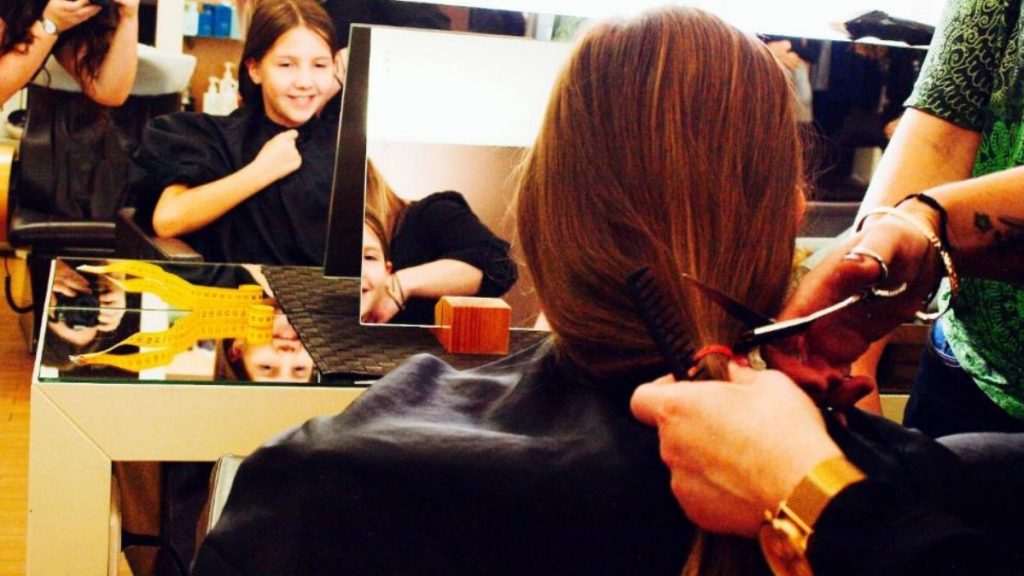 Общество: Школьница пожертвовала свои волосы для того, чтобы сделать больную раком девочку счастливой