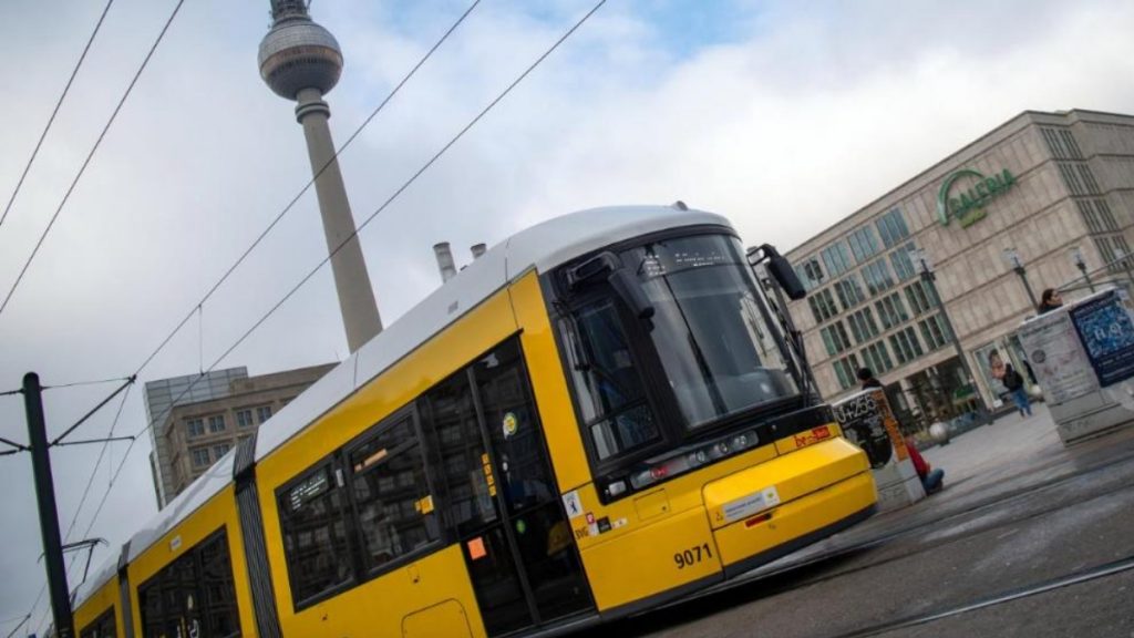 Общество: Стоимость проезда в общественном транспорте Германии подорожает: где и на сколько?