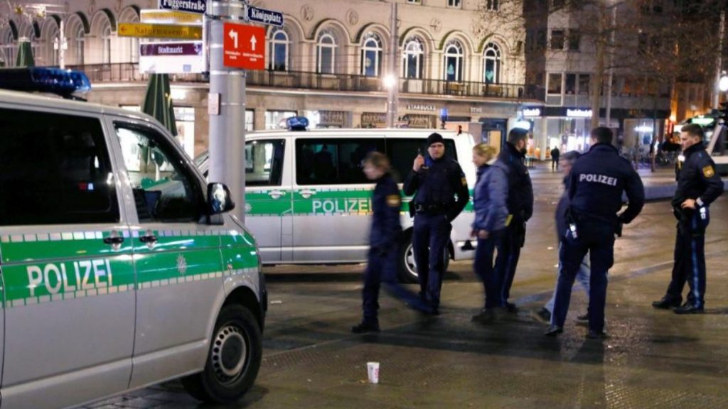 Происшествия: Полиция повторно задержала подростков, подозреваемых в убийстве пожарного из Аугсбурга