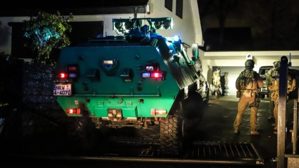 Происшествия: Рейды в Северном Рейне-Вестфалии: полиция била окна, использовала танк и обыскивала рокеров