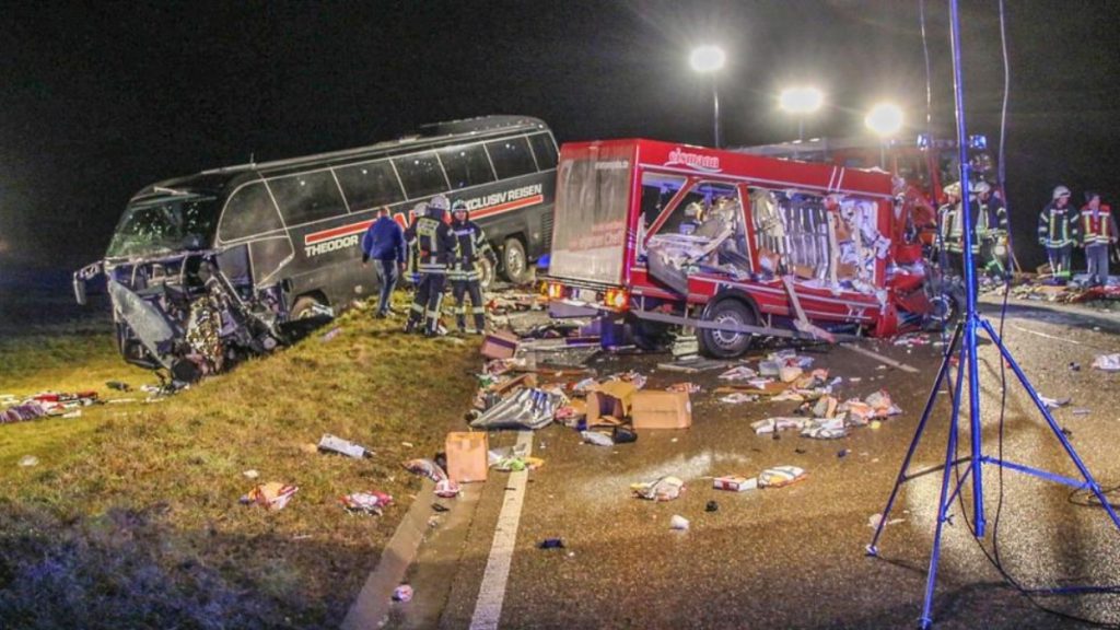 Происшествия: Страшная авария в Баден-Вюртемберге: фургон въехал в туристический автобус. Есть погибшие