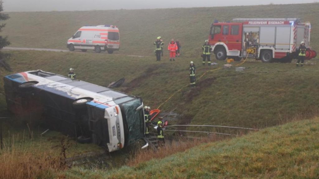 Происшествия: Тюрингия: школьный автобус попал в аварию. Погибло двое детей, еще минимум 20 пострадало