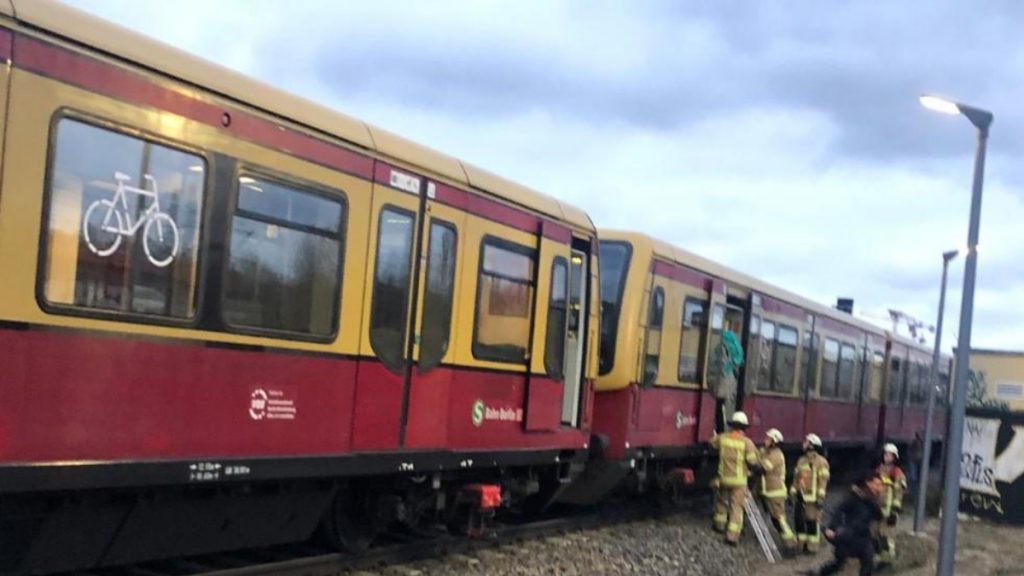 Происшествия: Происшествие в Берлине: мужчина сел на рельсы и ждал, когда его переедет поезд