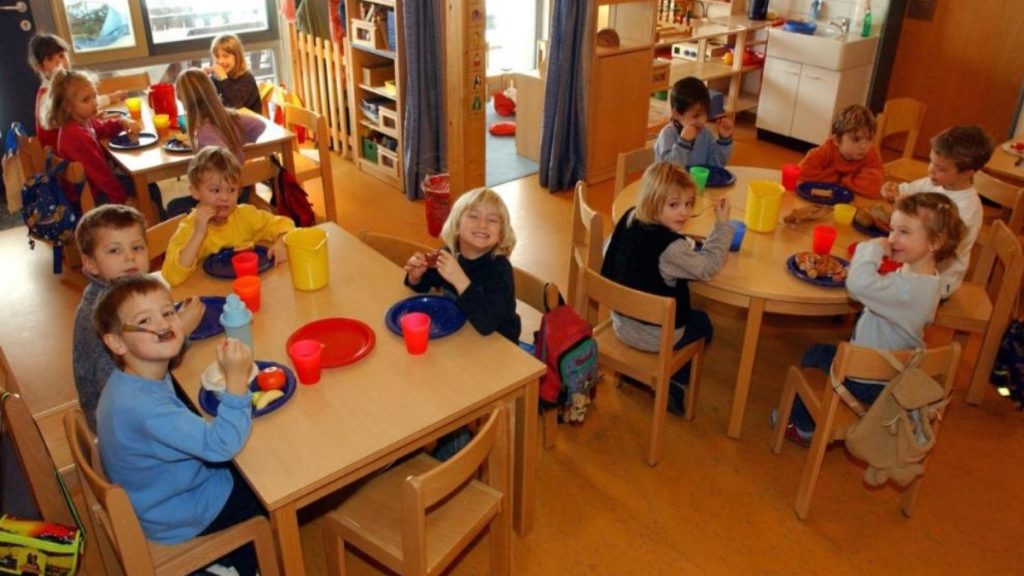 Общество: €1600 в месяц: матери приходится отдавать почти всю зарплату, чтобы оплачивать детский сад