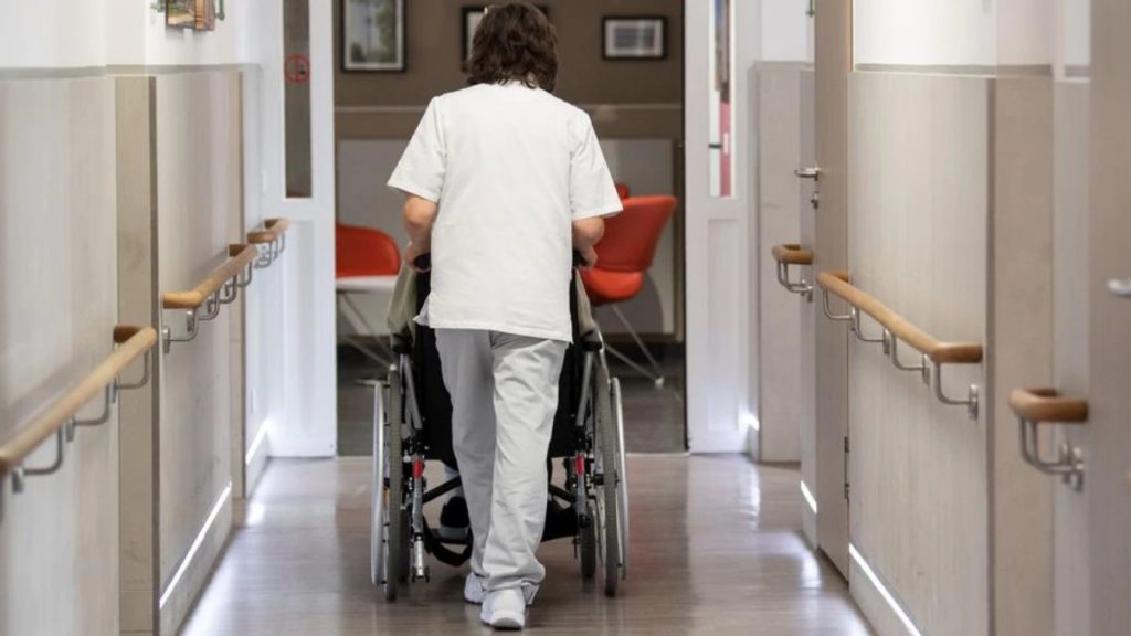 Деньги: В Германии повысят минимальную заработную плату для медперсонала