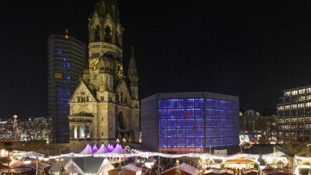 Происшествия: На рождественской ярмарке в Берлине задержали агрессивного парня с пистолетом