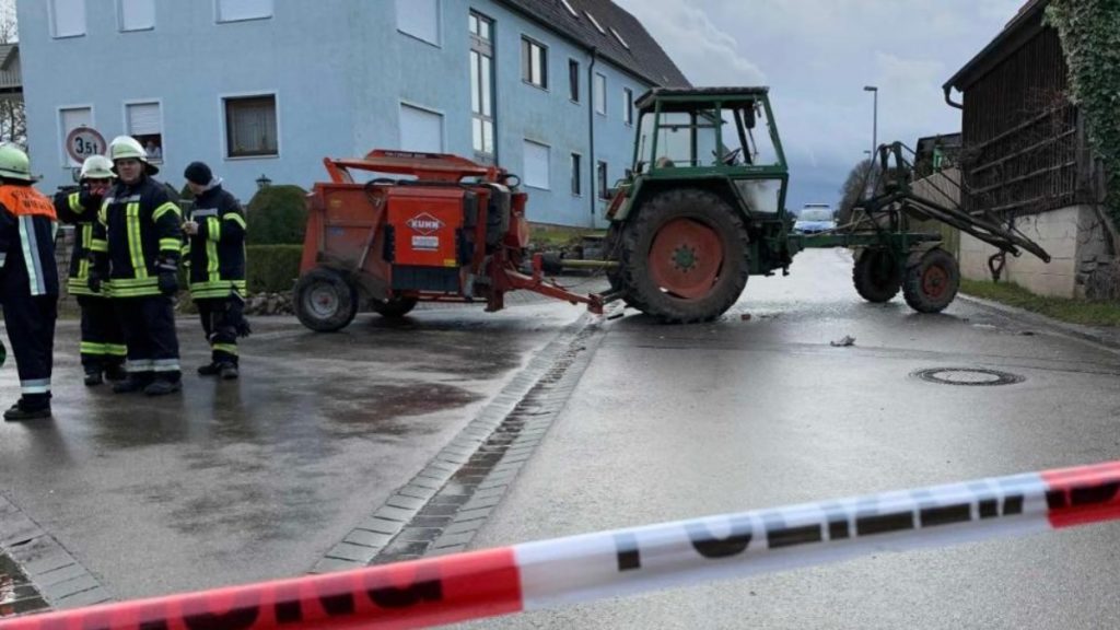 Происшествия: Бавария: полицейские подстрелили парня, который угрожал наехать на них трактором