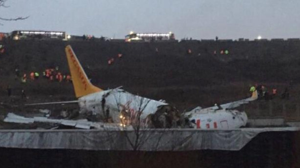 Отовсюду обо всем: В Стамбуле разбился пассажирский самолет (обновление)