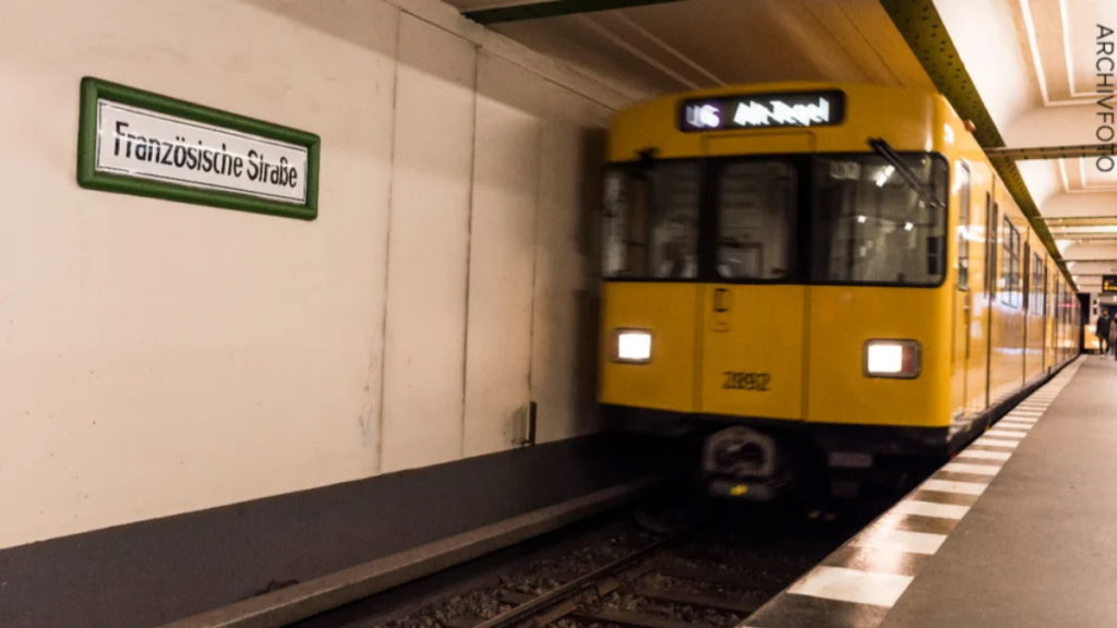 Происшествия: В Берлине мужчина выжил после того, как его переехал поезд