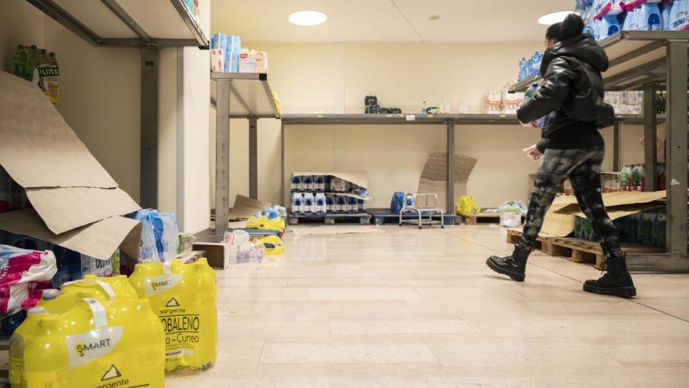 Общество: Жители Германии массово скупают продукты питания и ждут карантина