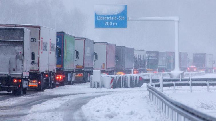 Погода: Снежный хаос на севере Германии: километровые пробки и аварии