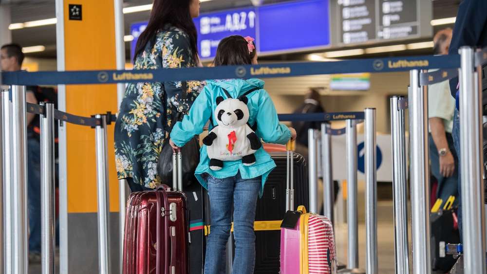 Общество: В Мюнхене отец оставил в аэропорту свою дочь и уехал отдыхать