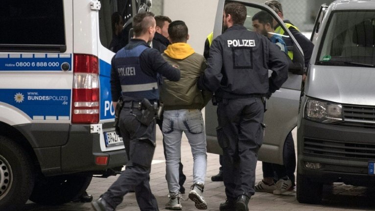 Общество: Германия временно приостанавливает депортацию беженцев из-за коронавируса