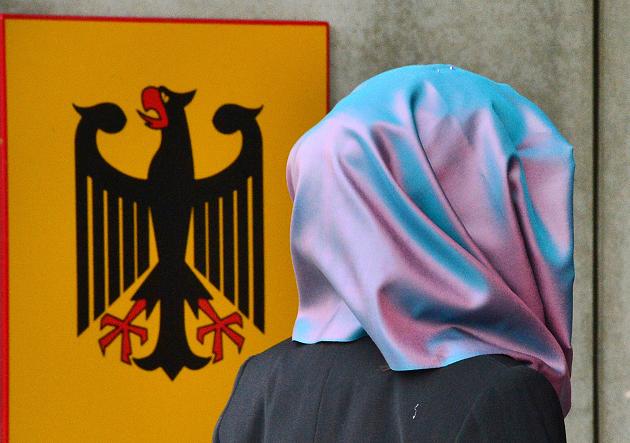 Закон и право: Федеральный конституционный суд запретил ношение платка в судах Германии