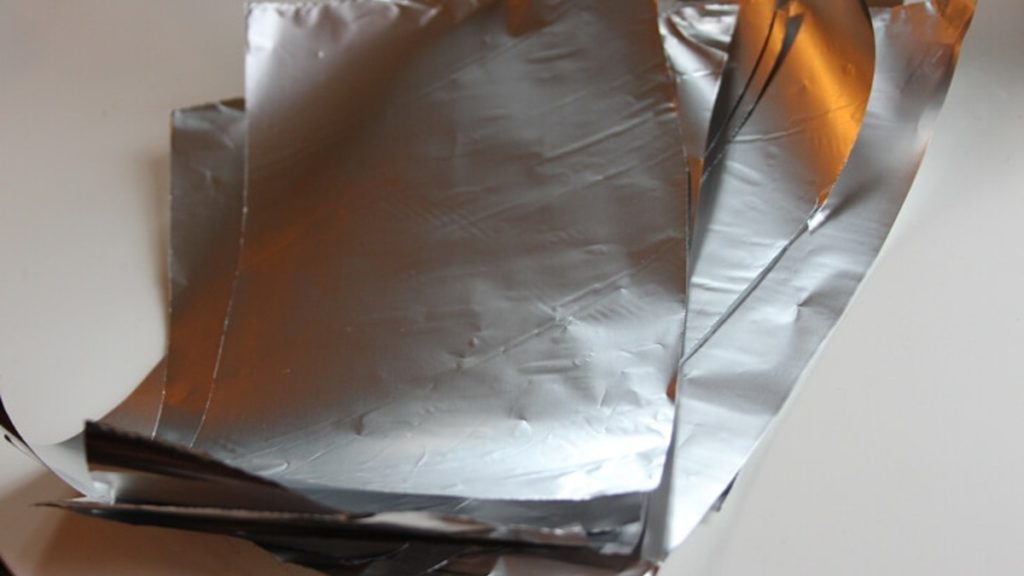 Домашние хитрости: Как алюминиевая фольга поможет освежить лицо утром