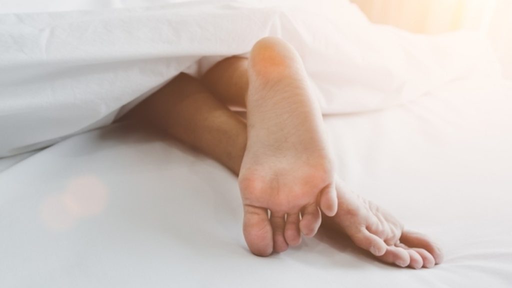 Полезные советы: Вот почему полезно спать с высунутыми из-под одеяла стопами
