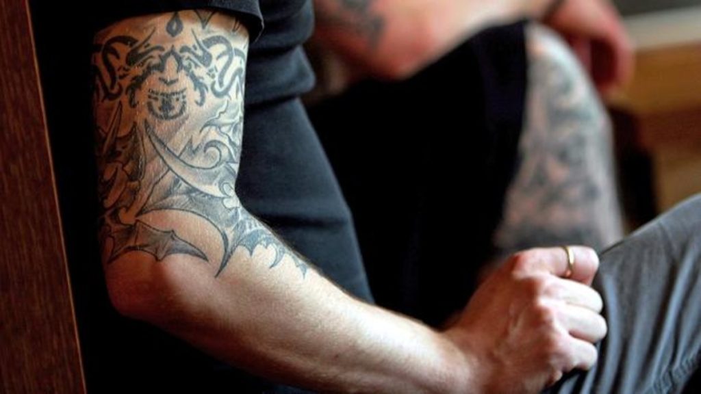 Здоровье: Дерматолог рассказал, насколько небезопасными могут быть обычные татуировки