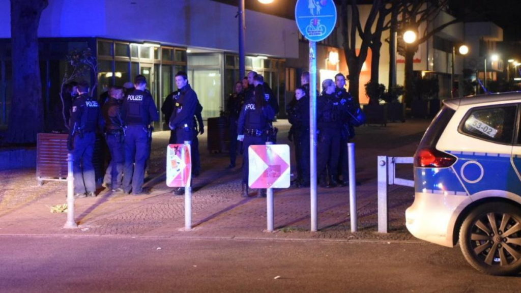 Происшествия: Берлин: мужчина с мачете напал на двоих парней и ранил их