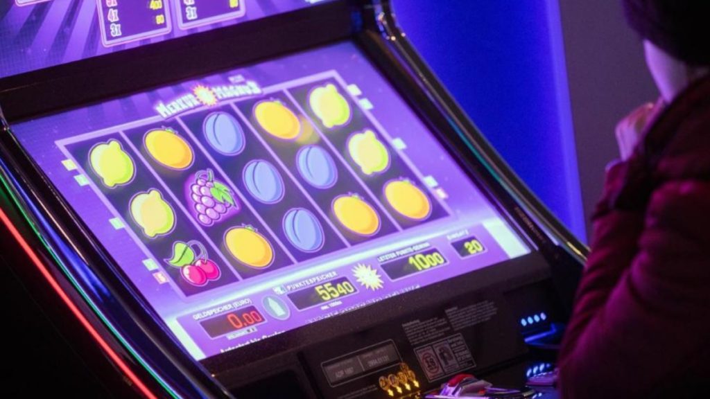 Общество: Теперь владельцы заведений будут решать, разрешать ли посетителям играть в азартные игры