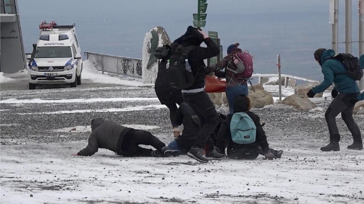 Опасная вылазка: туристы едва не погибли, отправившись в шторм на вершину горы