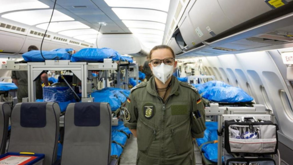 Общество: Самолет бундесвера доставил в Германию тяжелобольных итальянцев с коронавирусом