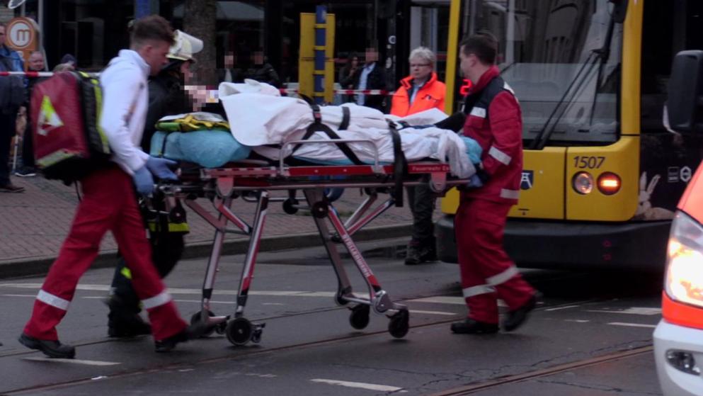 Происшествия: Автомобиль въехал в толпу людей на остановке в Эссене: трое человек в критическом состоянии