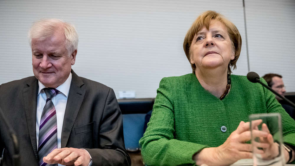 Политика: Хаос из-за беженцев и коронавируса: политики нападают на Зеехофера и Меркель