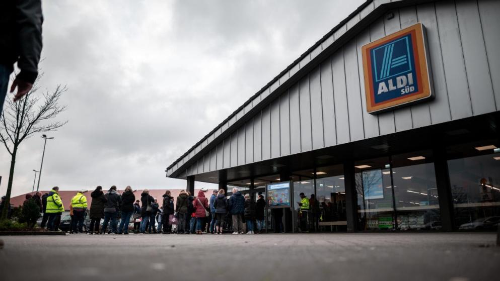Общество: Коронавирус в Германии: немцы с самого утра занимают очередь в супермаркеты