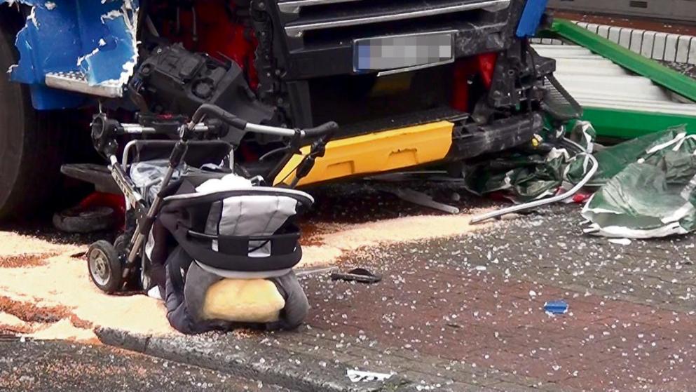 Происшествия: В Хамме грузовик протаранил автобусную остановку: отцу чудом удалось спасти ребенка