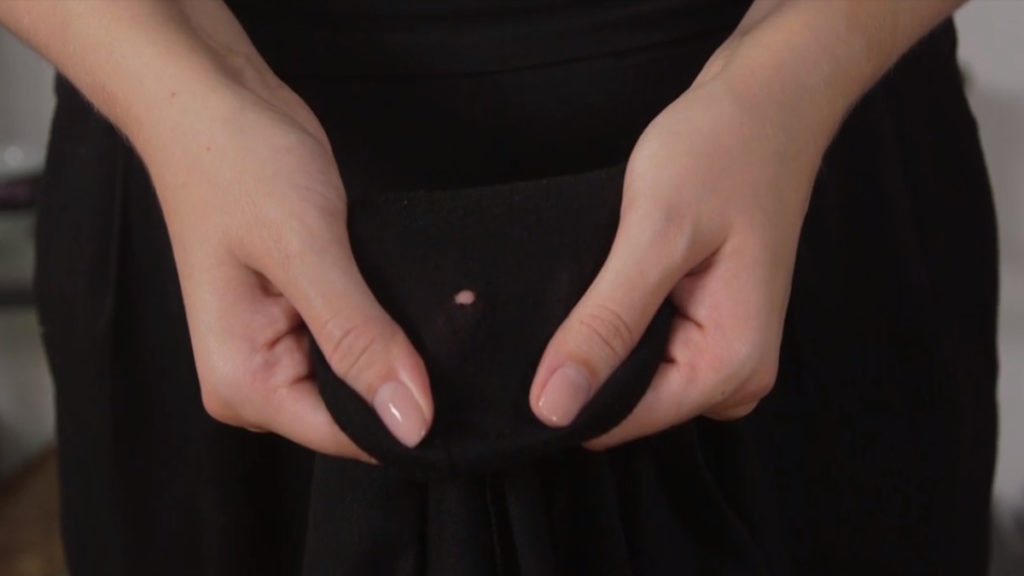 Полезные советы: Этот простой способ поможет убрать мелкие дырочки на одежде без иглы и ниток