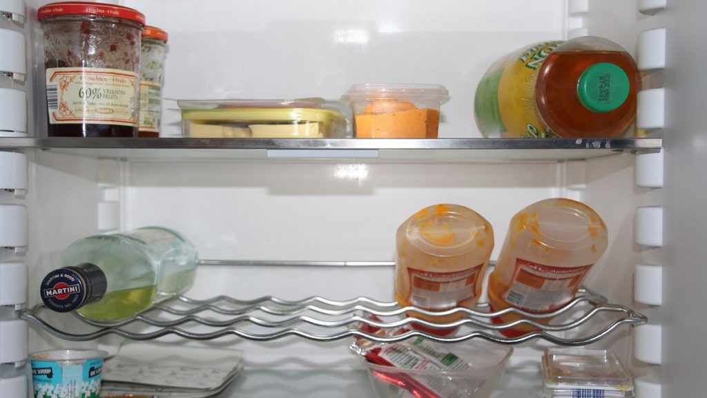 Домашние хитрости: Пропитанная этим ингредиентом вата поможет устранить неприятный запах в холодильнике