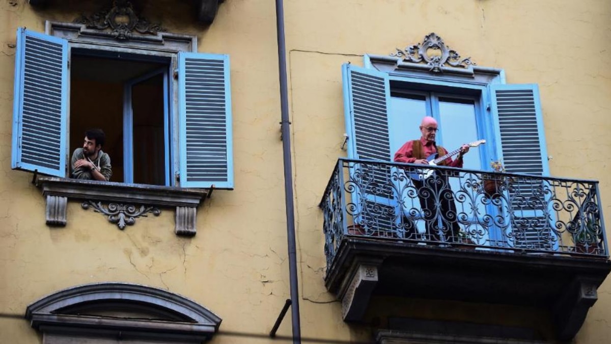 Итальянцы поют на балконах